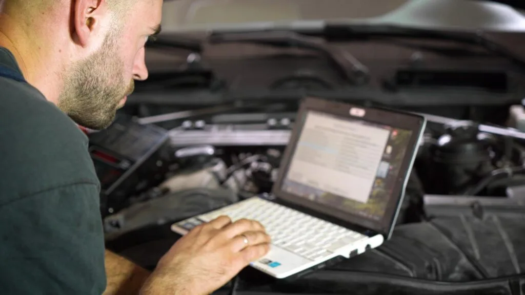 تاثیر مشکل در ECU خودرو در گاز خوردن ماشین در حالت خلاص