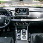 نمای جلو و داخلی میتسوبیشی اوتلندر 2024